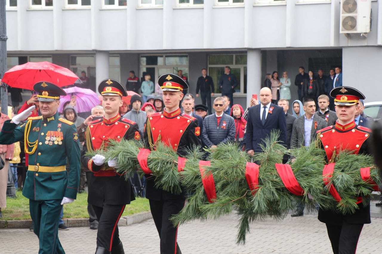 Парад Победы в Уссурийске. Вечный огонь 08.05.2022 Уссурийск. Память погибшим в Великой Отечественной войне Уссурийск. Фото мальчик в военной форме у вечного огня.